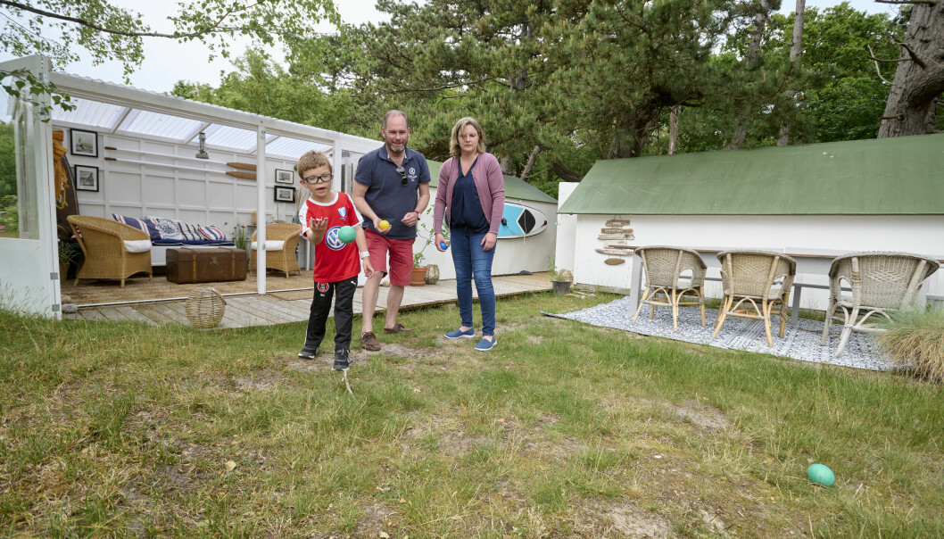 Alexander spelar boule tillsammans med pappa Mats och mamma Carina framför huset.