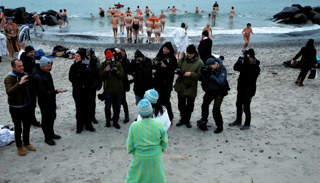 Massor av vinterbadare och fotografer i Skagen då grevinnan Alexandra var på plats och badare.