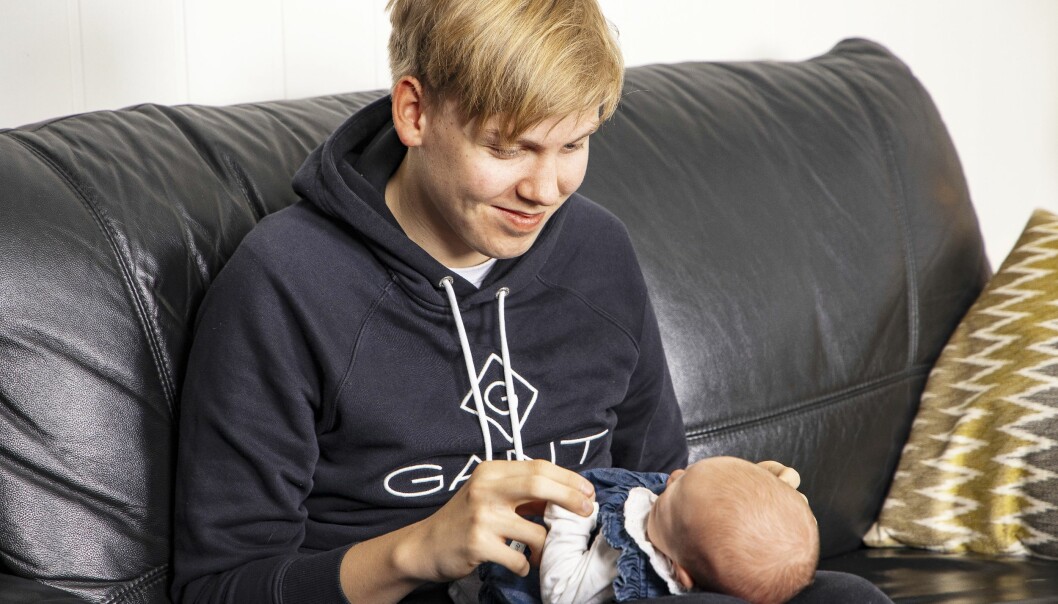 Mathias stormade in i badrummet när hans mamma skrek efter hjälp och han blev ”barnmorska” när hans lillayster Lilly föddes. ”Det har gett oss ett väldigt speciellt förhållande” säger Mathias som alltid har önskat sig ett syskon. Mathias blev storebror när mamma Camilla födde Lilly på toaletten.