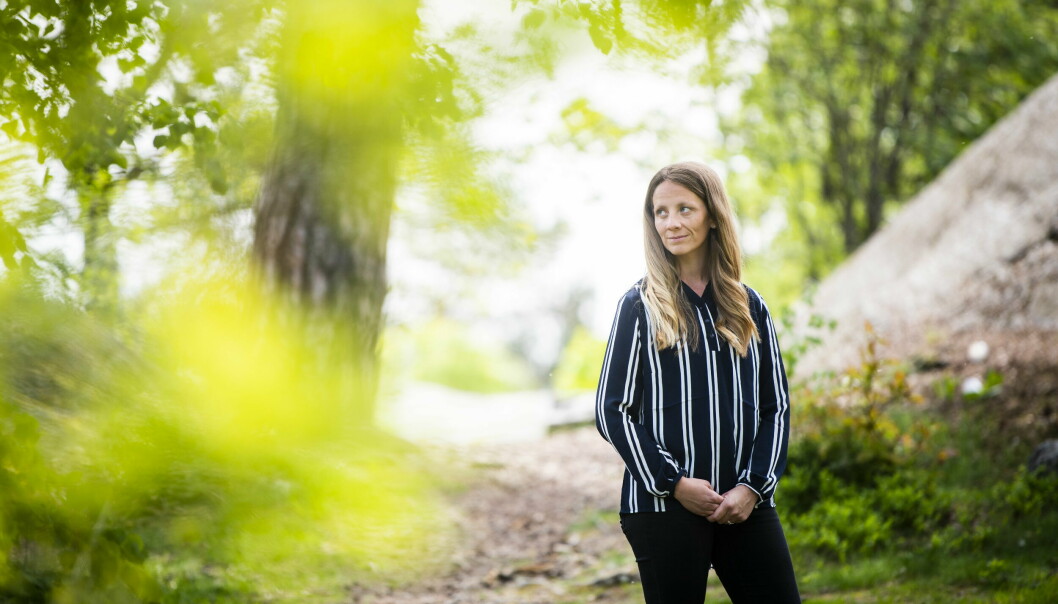 Mathilda Hofberg står i ett grönområde och tittar åt ena sidan. Hon har långt ljust hår och är klädd i en randig skjorta och svarta byxor.