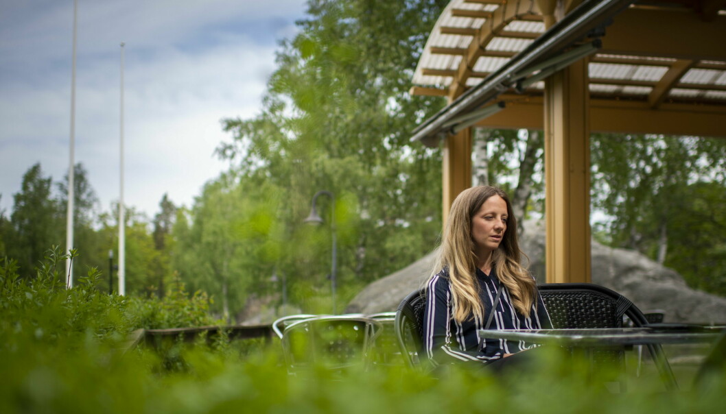 Mathilda Hofling sitter vid ett bord utomhus.