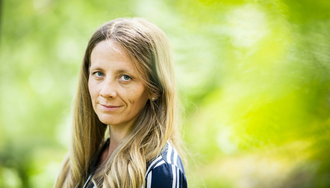Mathilda Hofling har skrivit en bok om sina erfarenheter att som tonåring säljas till olika män som begick övergrepp på henne. Porträttbild av Mathilda Hofling som står i ett grönt lövverk.