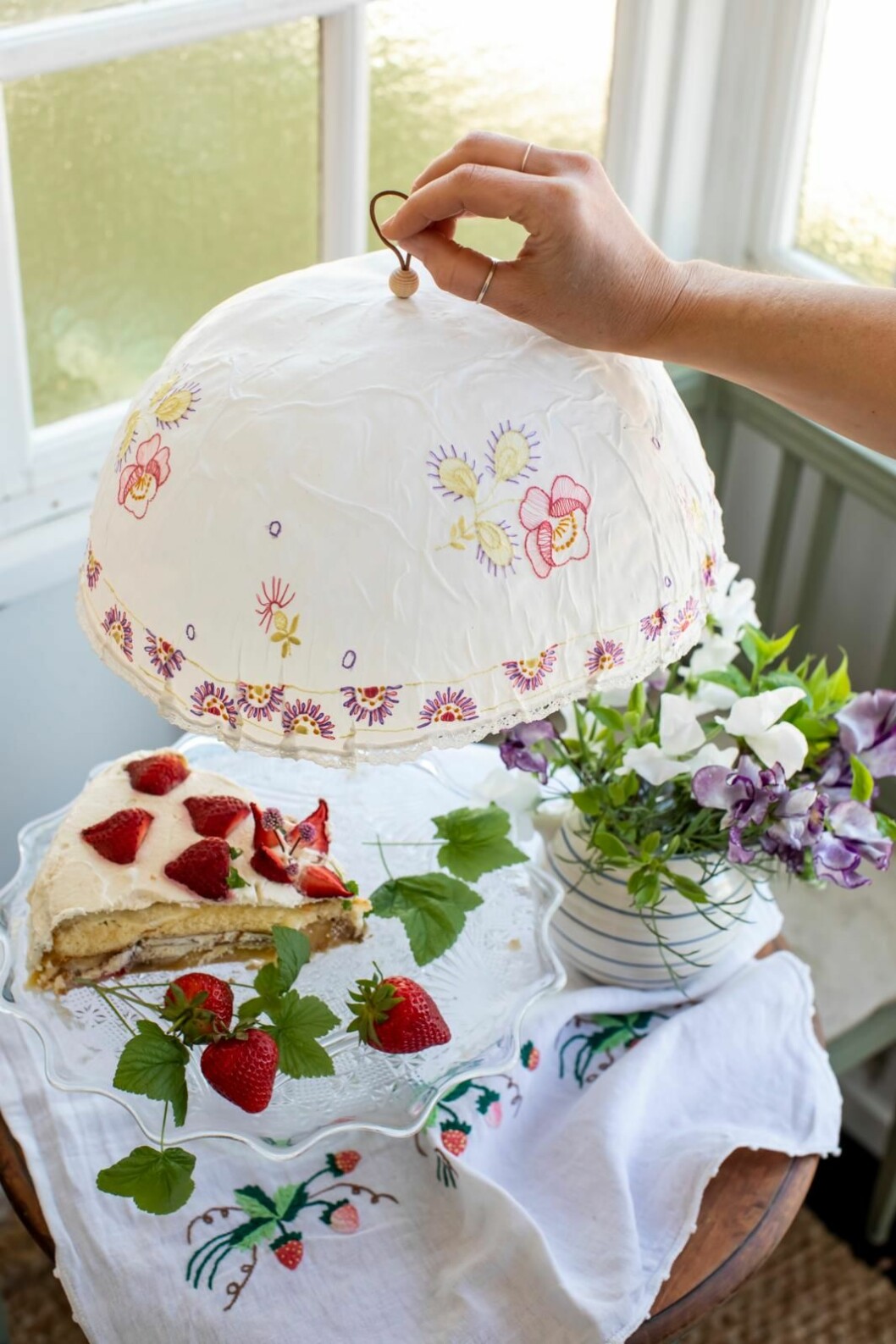 Flyg fula fluga flyg. Matkupan, något man inser att man saknar varje sommar när flugorna gör entré. Varför inte slå två flugor i en smäll och göra din egen matkupa av en skir duk och ingredienser som redan finns i skafferiet.