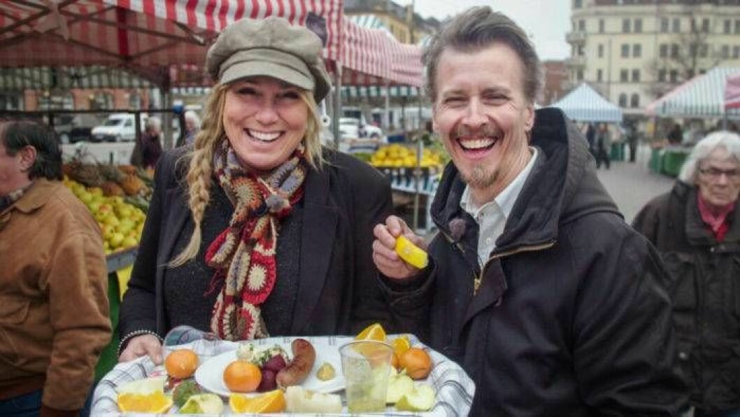 Anne Lundberg och Paul Svensson försöker rädda slängd mat. Foto: SVT Maträddarna i SVT