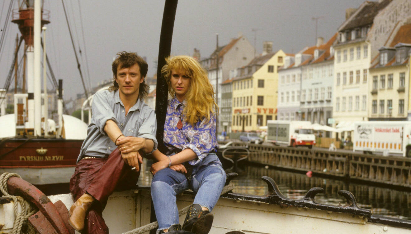 Mats Ronander och Sanne Salomonsen sitter i en båt i Nyhavn i Köpenhamn.