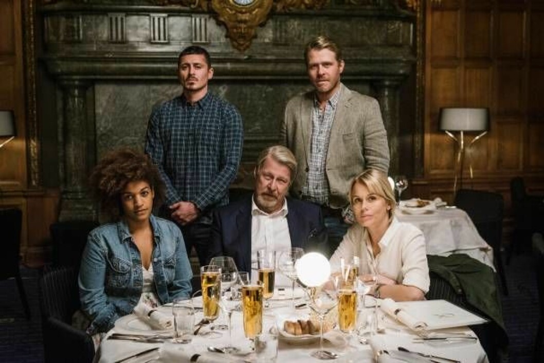 Max (Alexej Manvelov), Lewin (Henrik Norlén), Matilda (Angelika Prick), LMJ (Rolf Lassgård) och Eriksson (Helena af Sandeberg) i <em>Den döende detektiven</em>. Foto: Peter Cederling /SVT Max (Alexej Manvelov), Lewin (Henrik Norlén), Matilda (Angelika Prick), LMJ (Rolf Lassgård) och Eriksson (Helena af Sandeberg) i Den döende detektiven.