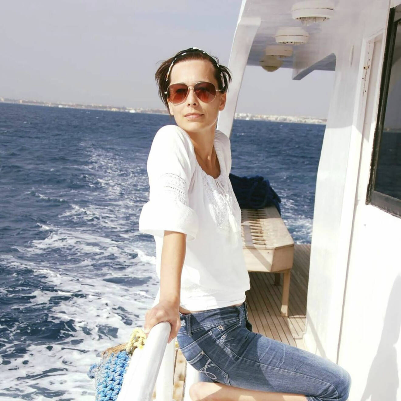 Jennie Ask på en båt under en semesterresa.