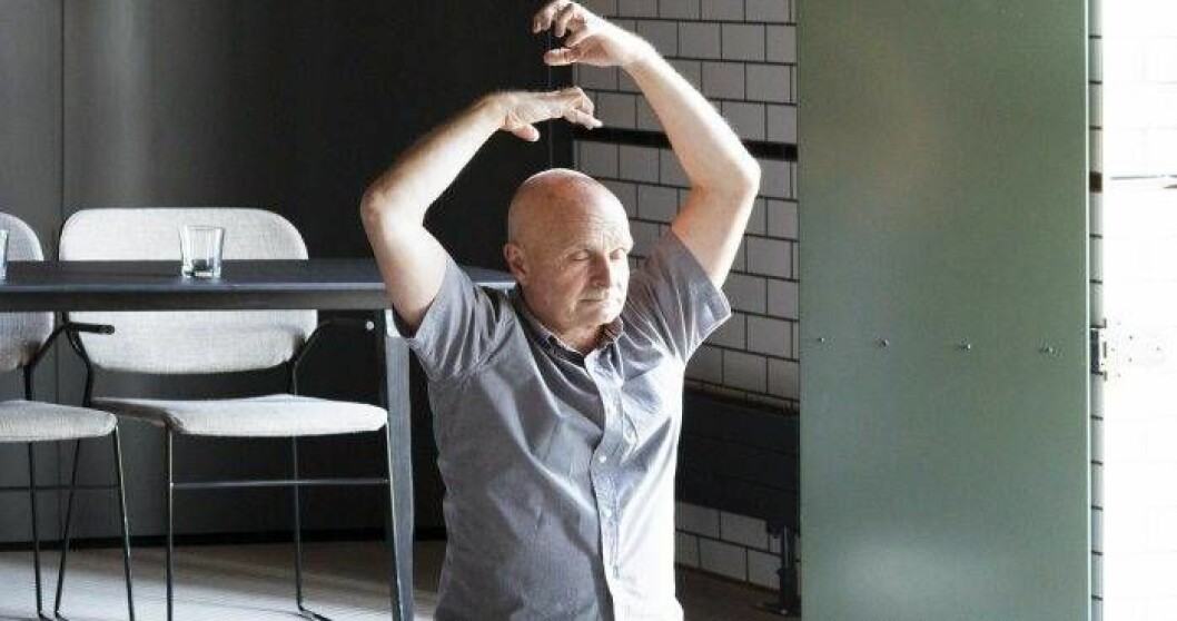Per Söder har skrivit böckerna ”Migränyoga” och ”Stressyoga” Skallig man i yogaposition med bord bakom