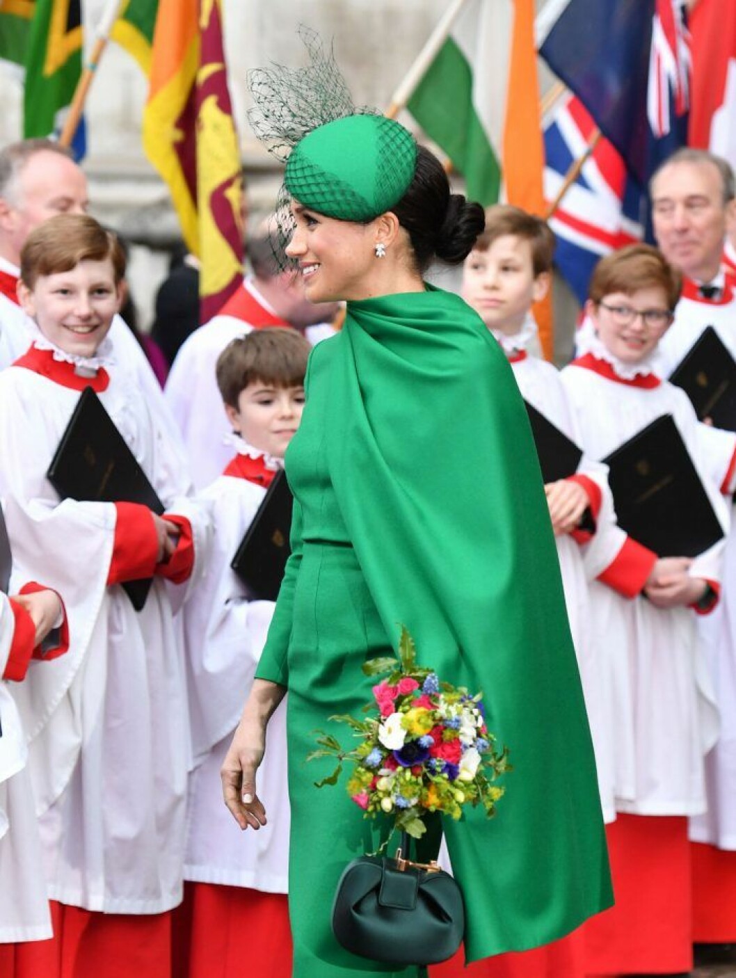 Meghan, snart fri från kungliga uppdrag. Meghan i cape vid Commonwealth Service i Westminster Abbey.
