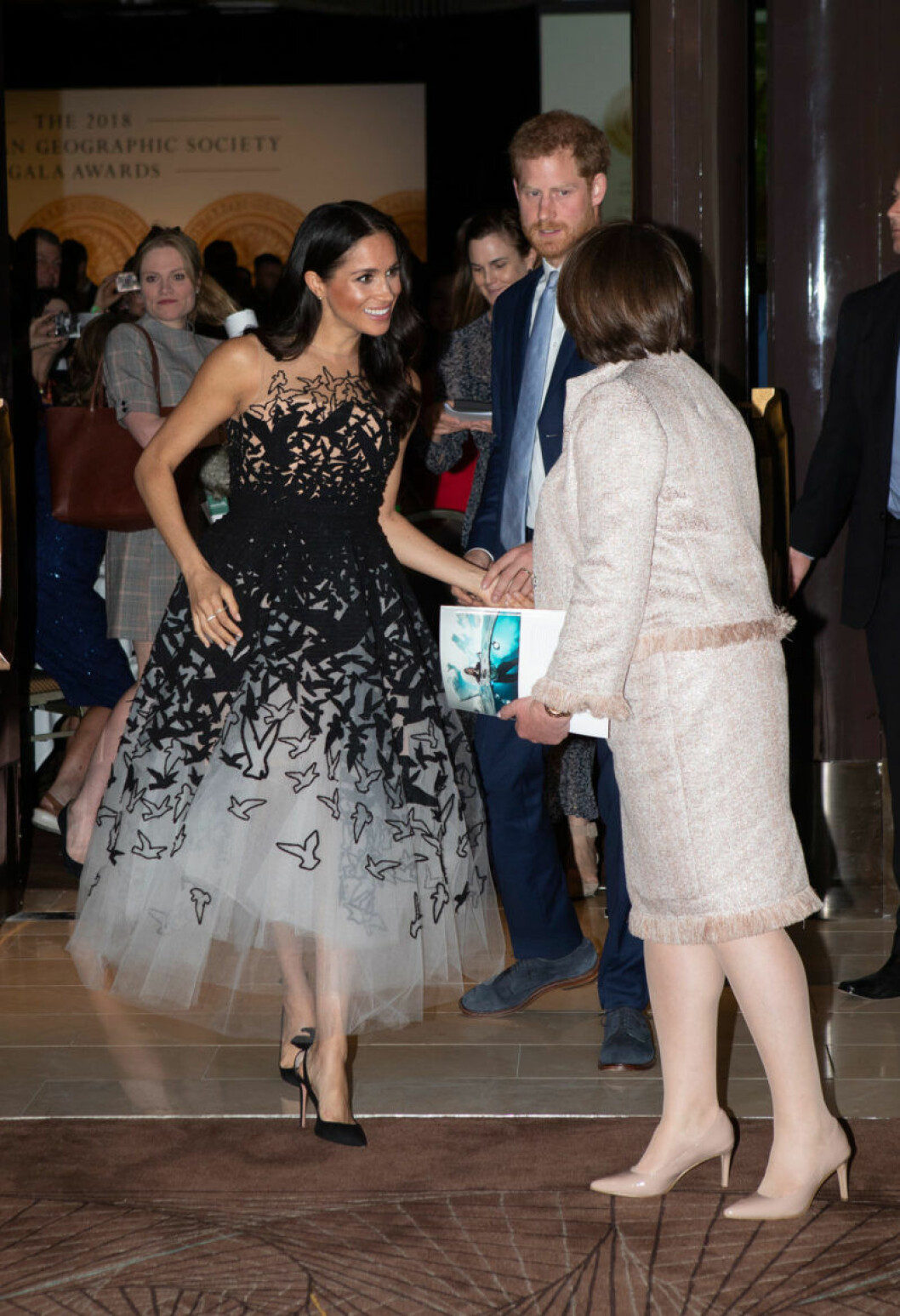 Meghan Markle anländer till Australian Geographic Society Awards. Meghan Markle på röda mattan i en klänning från Oscar de la Ränta.