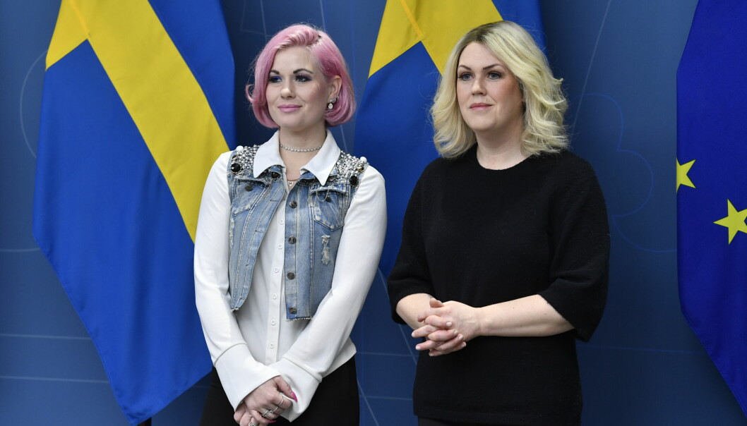 Melinda tillsammans med socialminister Lena Hallengren under en pressträff när lagförslagen till Lex lilla hjärtat presenterades i början av 2022. Melinda Jacobs tillsammans med socialminister Lena Hallengren när lex Lilla hjärtat presenterades.
