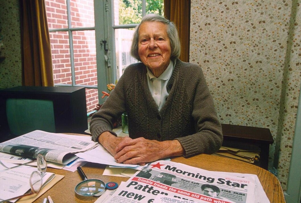 ”Jag ångrar ingenting, jag gjorde det inte för pengar”, sa Melita Norwood här hemma i köket 1999. Foto: TT/REX Melita i köket