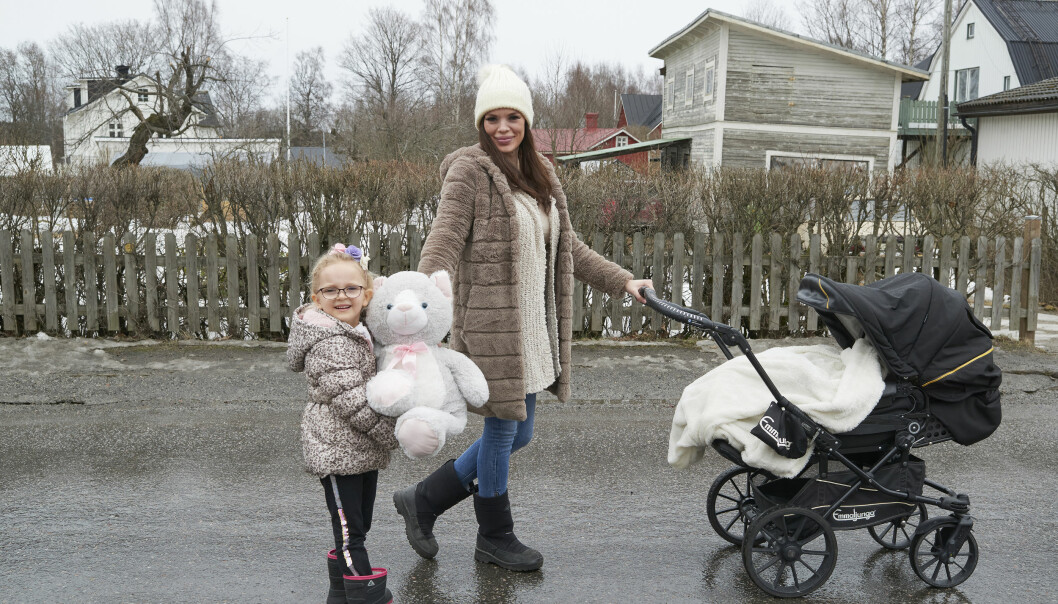 Mamma Sandra Öhman och storasyster Melaine är ute och kör Melwin, som mår bra igen, i barnvagnen.