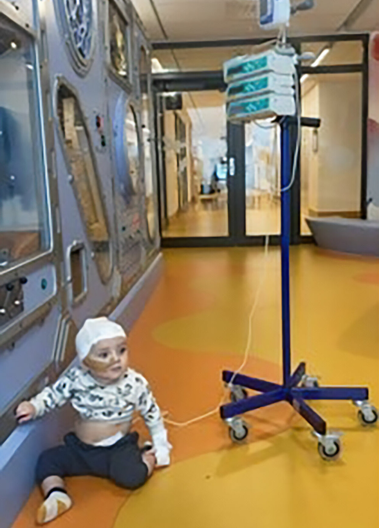 Melwin på sjukhuset. Lille Melwin blev opererad för det batteri han svalt och fick hjälp med syresättning på sjukhuset.