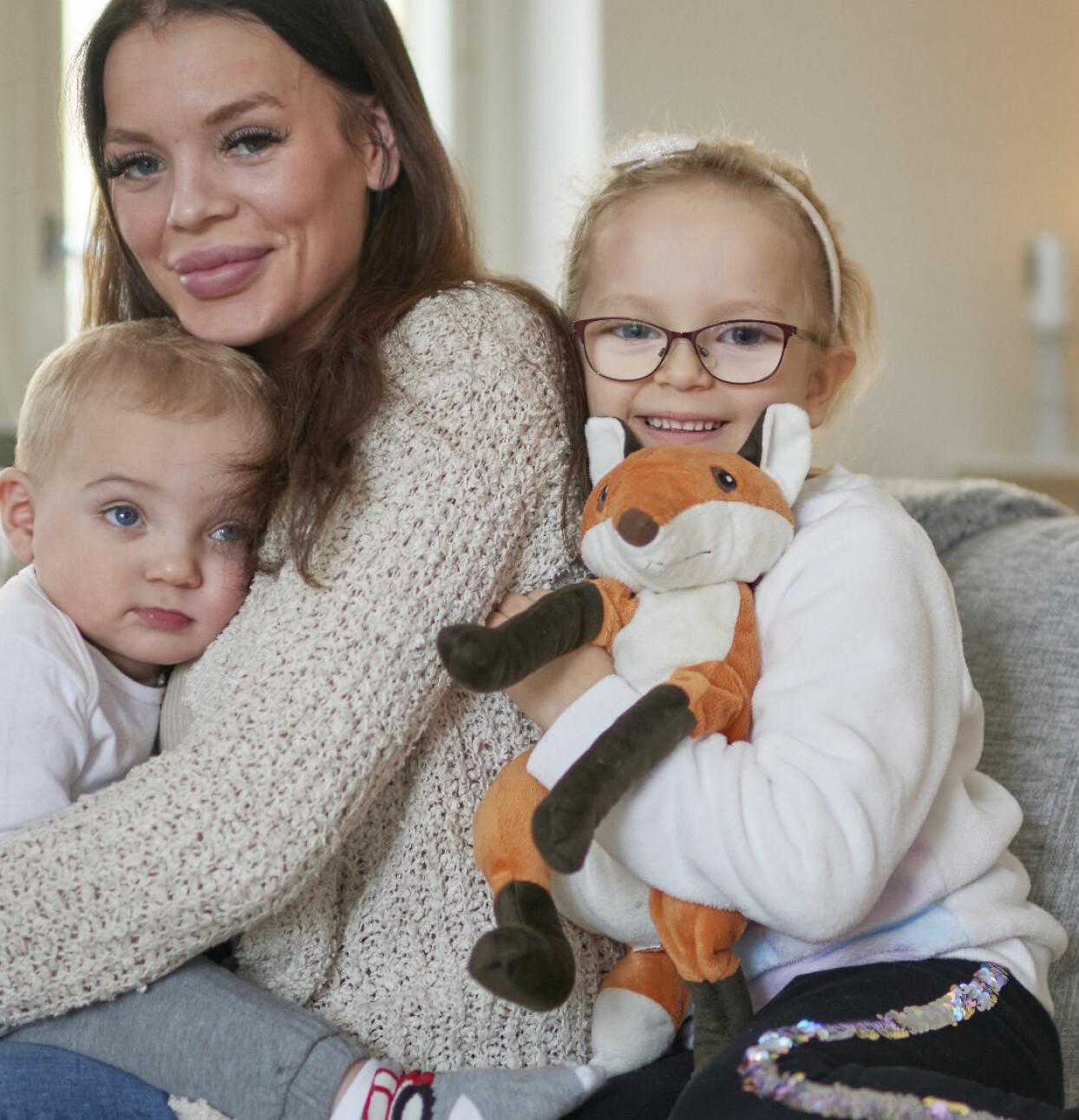 Mamma Sandra Öhman kramar om lille Melwin och storasyster Melanie sitter tätt intill. Mamma Sandra Öhman kramar om lille Melwin som nu mår bra efter olyckshändelsen och storasyster Melanie sitter tätt intill.