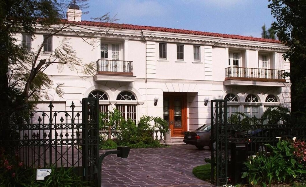 Familjen Menendez hem vid 722 North Elm Drive i Beverly Hills. Familjen Menendez hem vid 722 North Elm Drive i Beverly Hills, där bröderna Erik och Lyle mördade sina föräldrar Kitty och Jose.