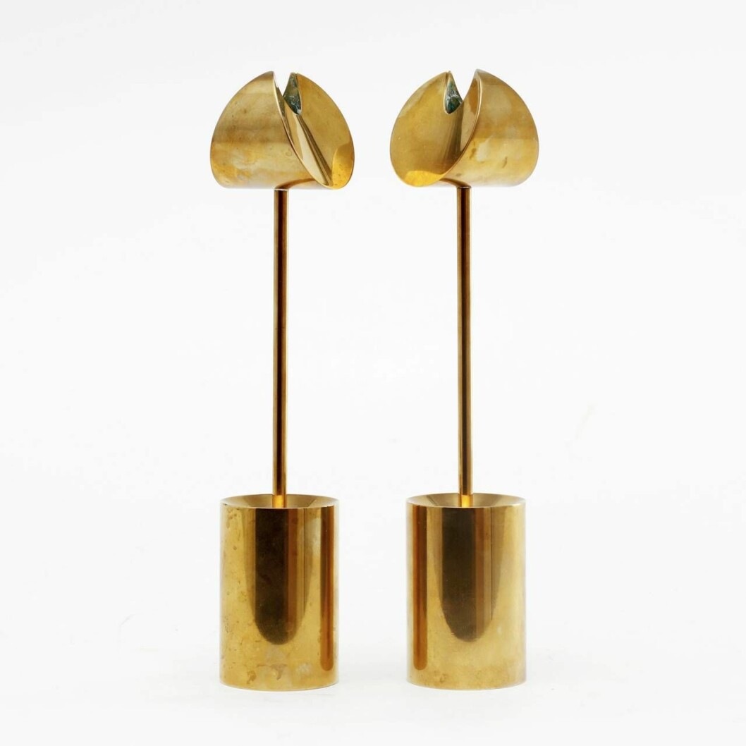 Skultuna Bruk med anor från 1600-talet fick till en modern touch när det anlitade formgivaren Pierre Forssell (1925–2004) i mitten av 1900-talet. Hans mässingsljusstakar Aniara är tunga och gedigna och finai formen. Ett par klubbades på Göteborgs Auktionsverk för 2 800 kr (3 000). Höjden är 20 cm. Mässingsljusstakarna Aniara av Pierre Forssell