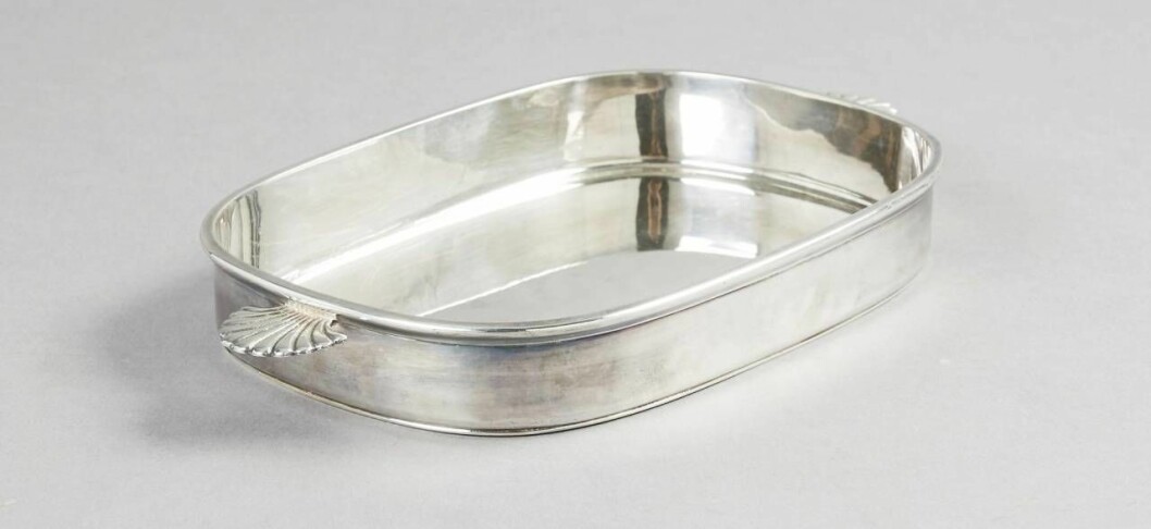 Gratängformen i nysilver från C. G. Råström i Stockholm har hårdlödda handtag och kan användas i ugnen. Den är från 1960- eller -70-talet och klubbades för 800 kr (1 200) på Stockholms Auktionsverk. Längden är 33 cm och bredden 19 cm. Gratängform i nysilver från C. G. Råström i Stockholm