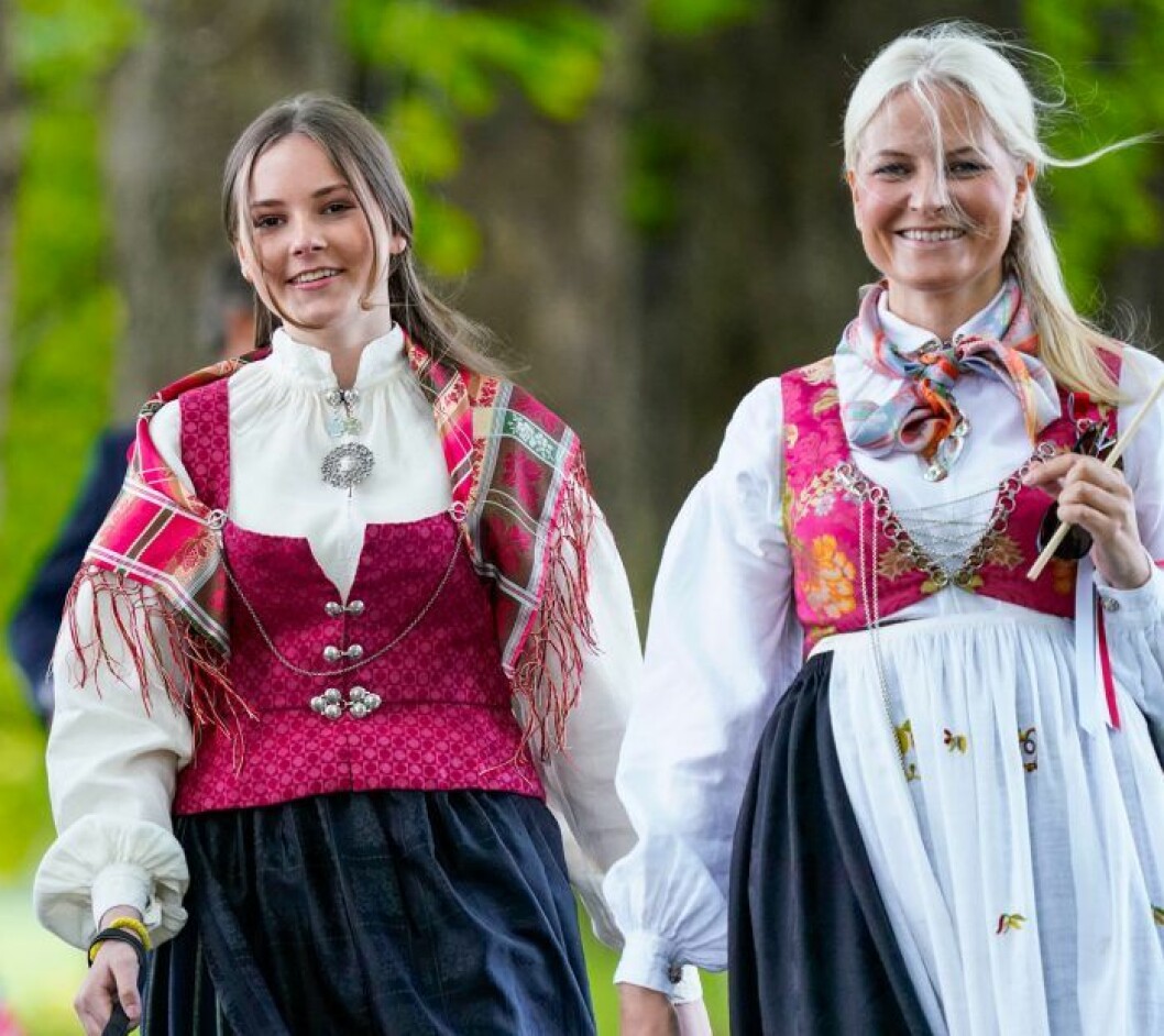 Ingrid Alexandra med sin stolta mamma. Prinsessan Ingrid Alexandra och mamma kronprinsessan Mette-Marit