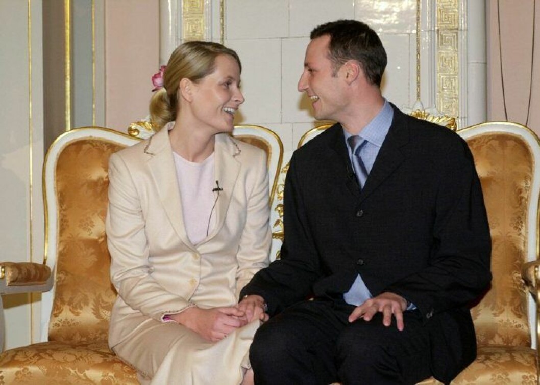Haakon försvarade sin blivande hustru, Mette-Marit Tjessem Høiby, under en omtalad presskonferens. haakon och mette-marit
