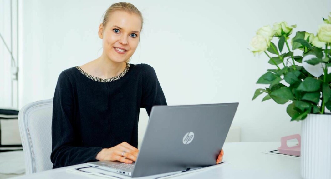 Mette sitter vid ett skrivbord med datorn uppslagen framför sig