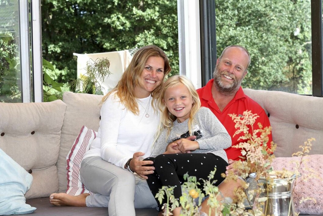 <br>Ellie är Mia och Stefans enda biologiska barn, men i dag har de även ett familjehemsplacerat bonusbarn. Mia tillsammans med dottern Ellie och maken Stefan