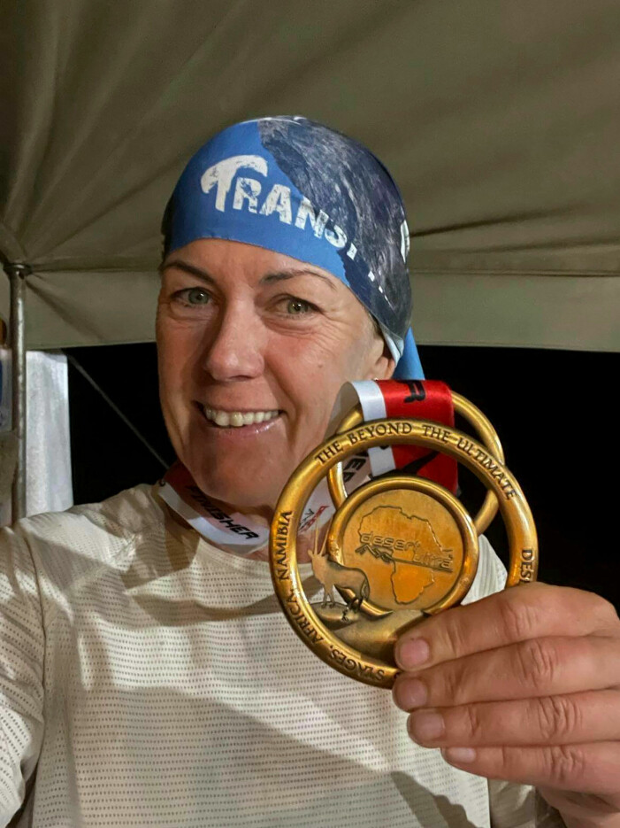 Det krävdes mycket pannben, men Mia gick i mål. Om du vill läsa mer om Mia och hennes andra genomförda lopp, besök Marathonmia.se. Mia håller upp en medalj efter ett ökenlopp i Namibias öken.