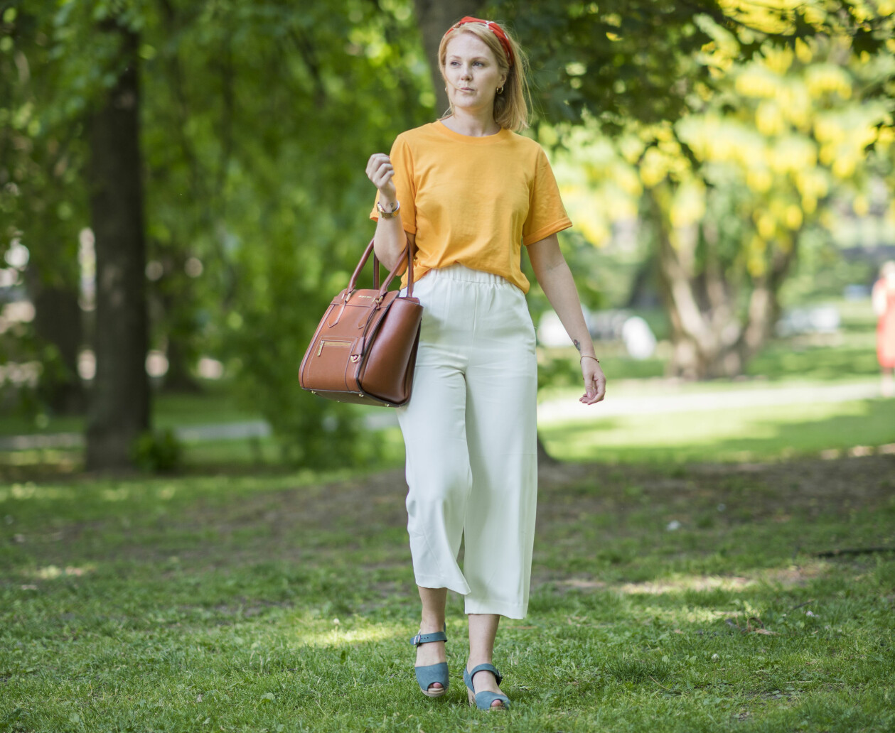 Mia Rosengrens relation började med kärlek men blev snabbt destruktiv. I efterhand kan Mia se att varningssignalerna fanns där. Mia Rosengren som levde i en destruktiv relation vandrar i en park.