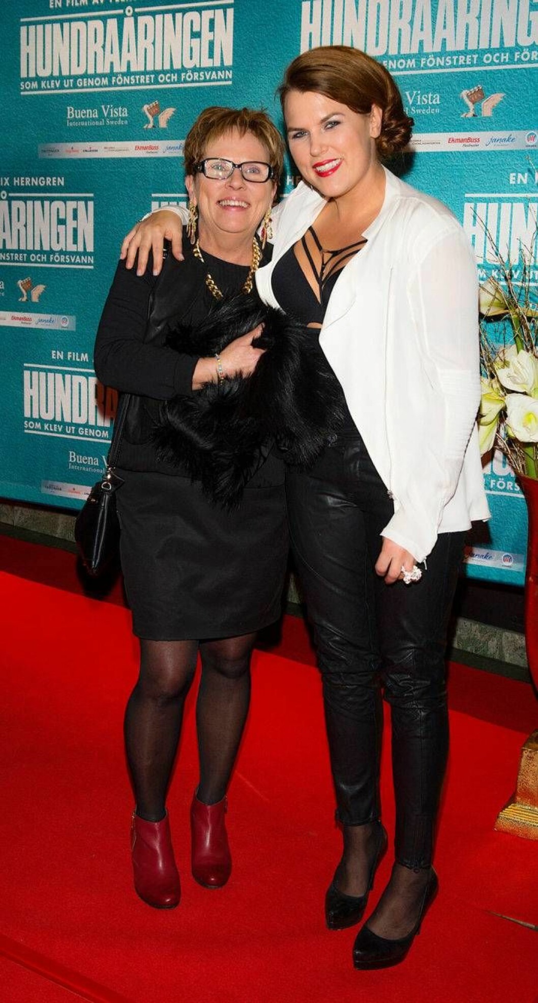 Mia Skäringer med mamma Gun på filmpremiär på biograf Rigoletto i Stockholm, 2013. Bild: IBL filmpremiären av Hundraåringen som klev ut genom fönstret och försvann, biograf Rigoletto i Stockholm, 2013.
