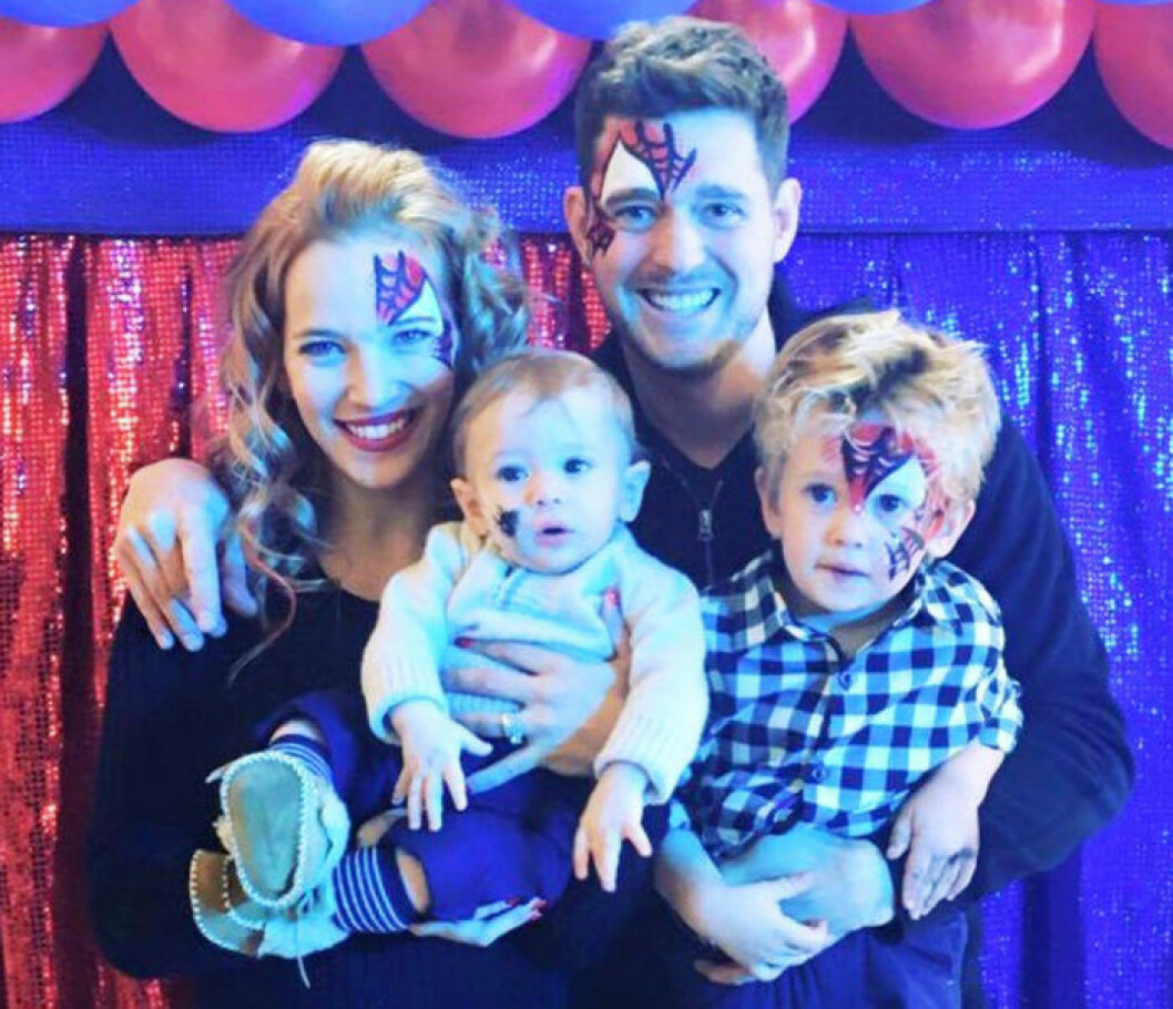 Michael Bublé med sin familj: Sonen Noah (till höger), sonen Elias och sin fru Luisiana.