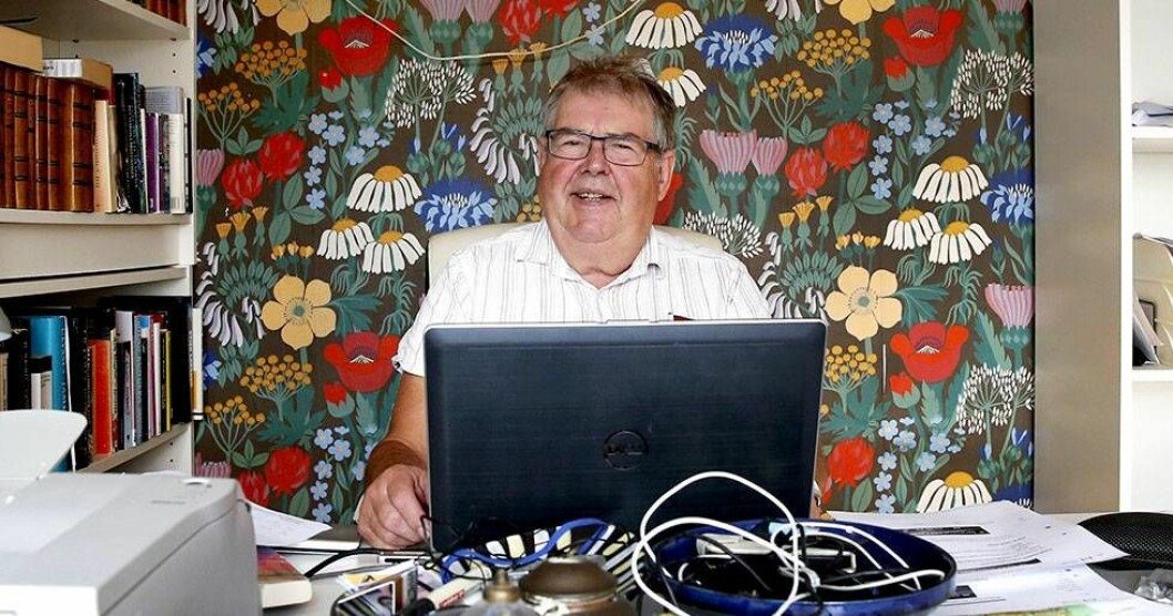Michael bor permanent i ett vinterbonat sommarhus i Beddingestrand på Skånes sydkust. Bild: Stefan Sandström Michael Segerström vid sin dator i huset i Beddingestrand.