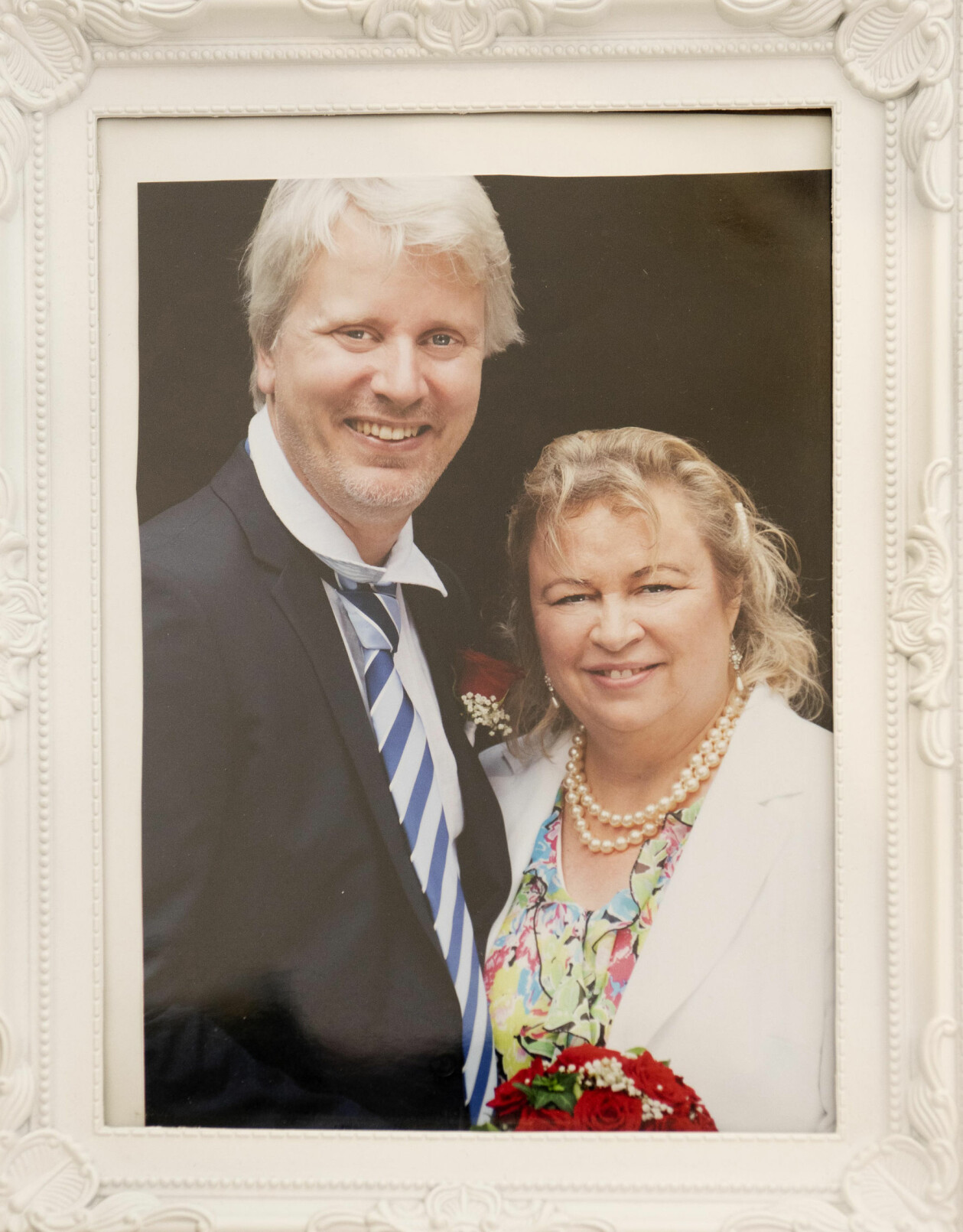 Micke och Carin gifte sig 2014 och de åkte till Madeira på bröllopsresa. Bröllopskort av Micke och Carin där han har vit skjorta, blå- och vitrandig slips och hon har blommig klänning, vit kavaj, pärlhalsband och klämmor i håret.