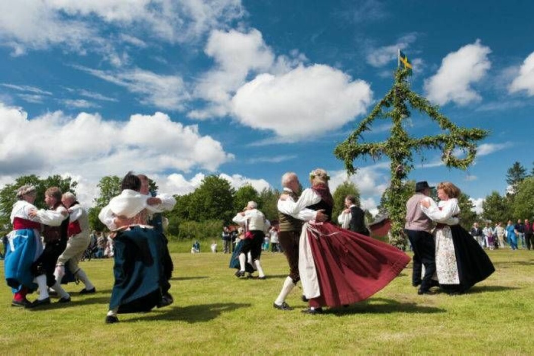 En majoritet av svenska folket vill ha sommartid året om, enligt en undersökning som DN låtit göra. Sömnforskare anser dock att det finns fler fördelar för folkhälsan med vintertid. Foto: IBL Folk dansar runt i folkdräkt på midsommar