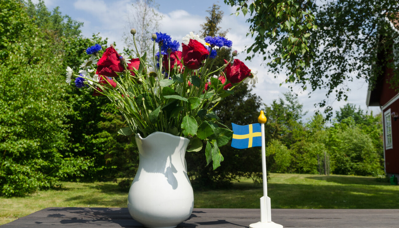 Midsommarbukett och en svensk flagga.