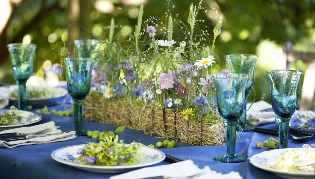 Blomsterdekorationer på midsommarbord.