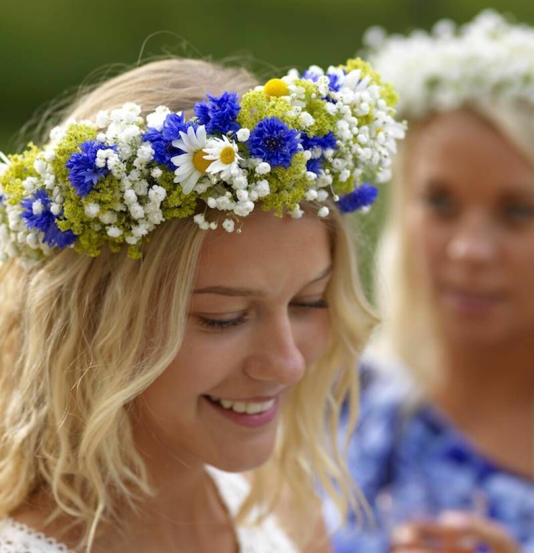 Blommor i håret vill vi ha till midsommar. Midsommarkrans med blommor