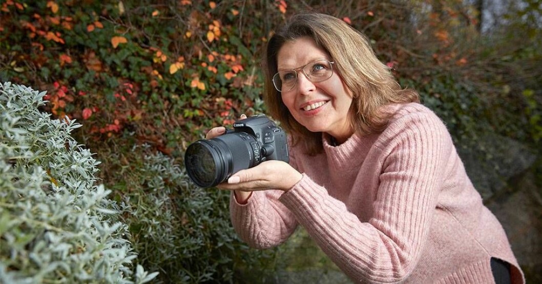 Nu får Alexandra fler chanser att ägna sig åt sin hobby, fotografering. Foto: Thomas Carlgren Alexandra Dahlström med en kamera i händerna.