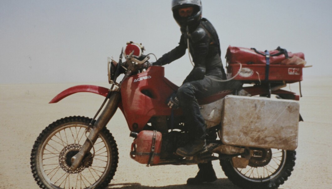 Mikael var äventyrlig och vid ett tillfälle åkte han med motorcykel från Kapstaden i Sydafrika till Sverige. Mikael sitter på sin motorcykel och bilden är tagen den gången när han åkte motorcykel mellan Kapstaden i Sydafrika och Sverige.