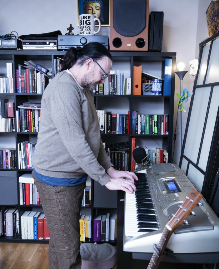 Musik betyder mycket för Mikael och han skrev en låt till Helena, Min Helena, bara ett par dagar efter att de hade träffats. 8 år senare spelades den in och finns nu att lyssna till på Spotify.