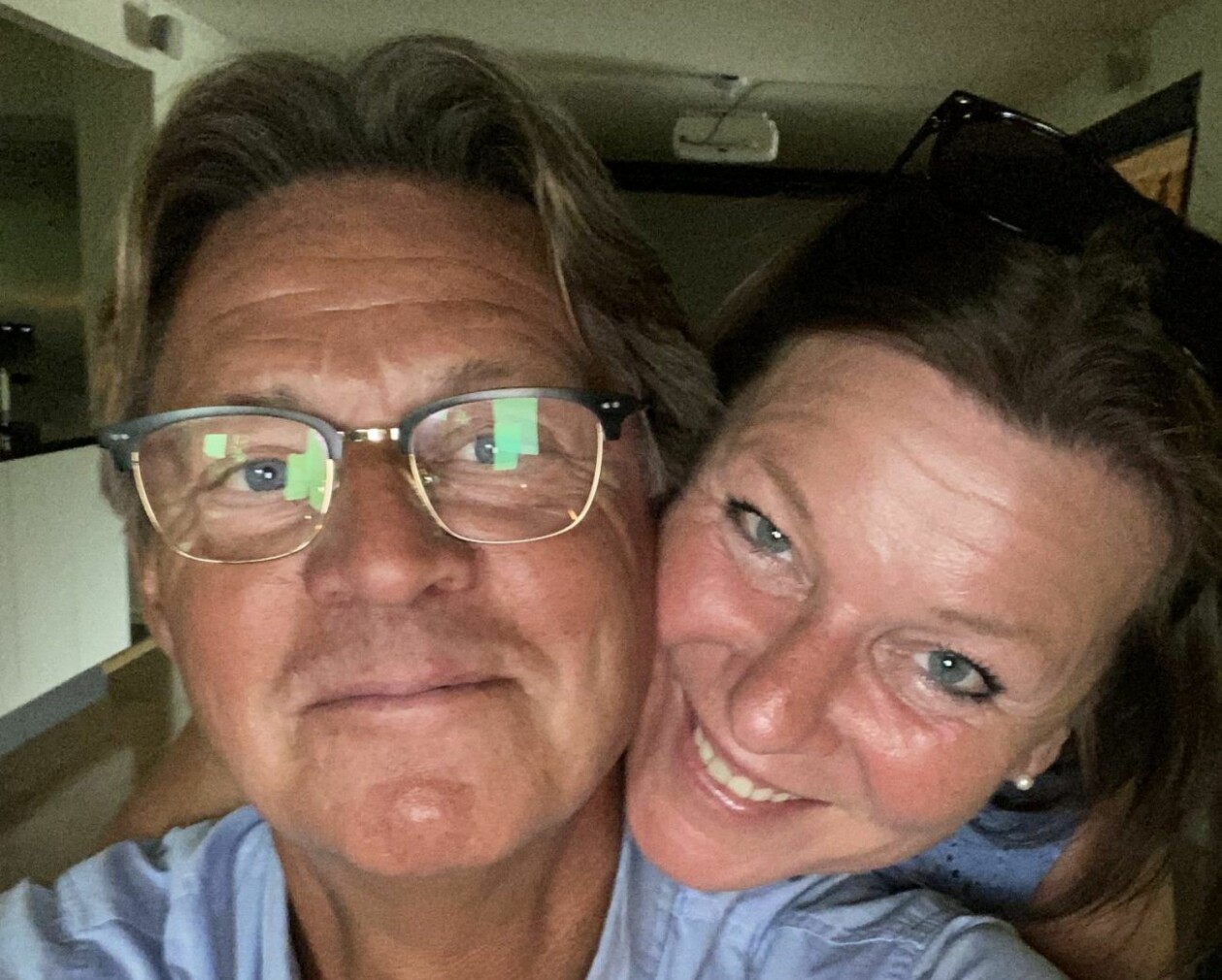 Mikael Sandström och Lotta Engberg med huvudena tätt ihop.