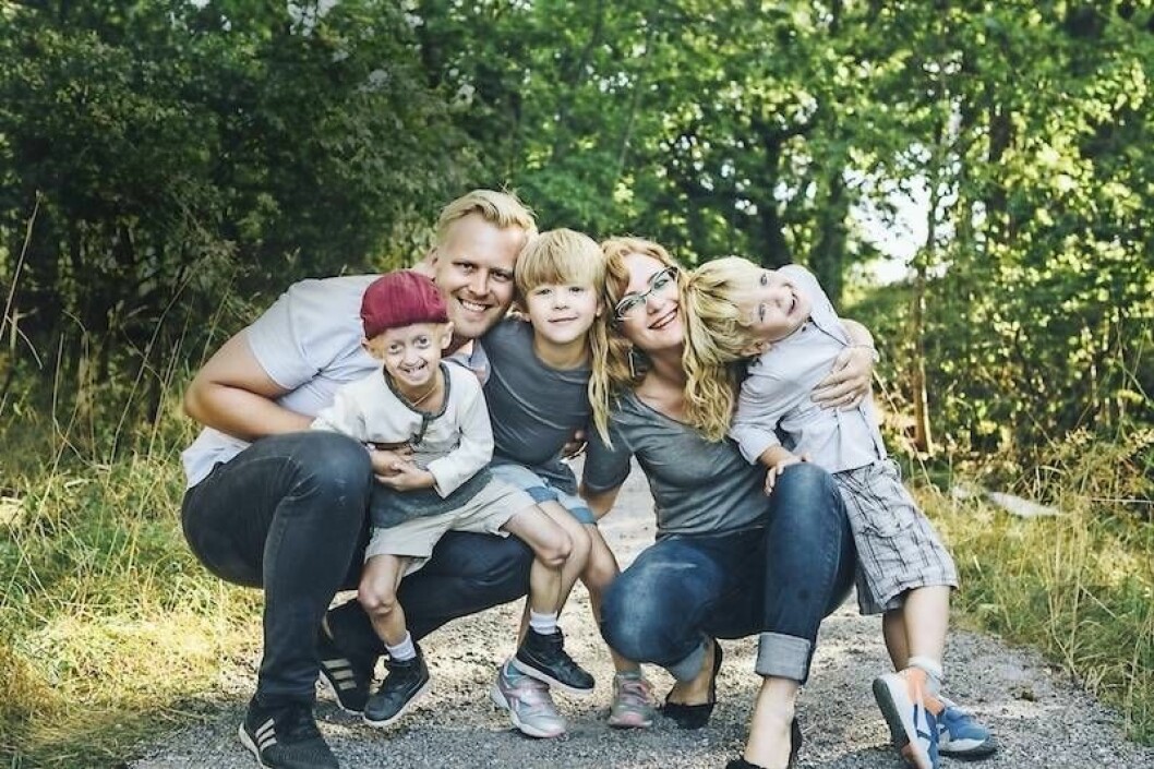 – Miles syskon tar hand om honom på ett fint sätt, säger hans mamma. Här är hela familjen Wernerman-Richardson samlad: Miles, pappa Jakob, Drake, mamma Leah och Clementine. Hela familjen Wernerman-Richardson: Miles, pappa Jakob, Drake, mamma Leah och Clementine.