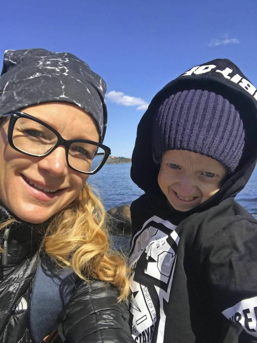 Leah och Miles på båten som familjen köpte utan tidigare erfarenhet. Nya utmaningar skrämmer dem inte. Leah och Miles gillar att åka båt och att uppleva nya saker.