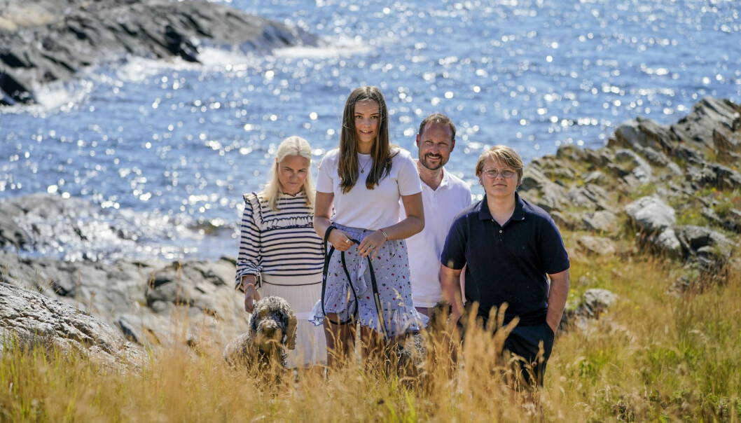 Norska kronprinsfamiljen med labradoodlen Milly Kakao.