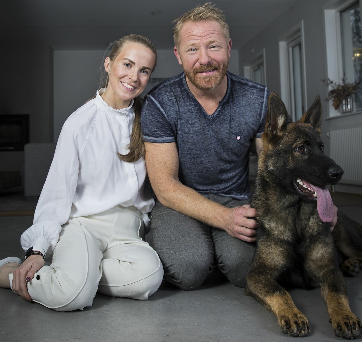 Mimmi och Fredrik med Pacco. Hundar är en förstås en stor del av deras liv. Foto: Veronica Kindblad Mimmi Nyberg och Fredrik Steen med schäfern Pacco.