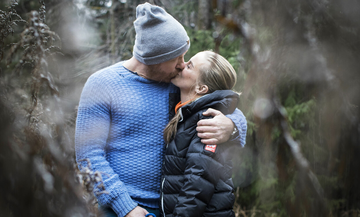 Det har nu gått tre år sedan Mimmi gjorde det omvända hundtricket där på Sveavägen. Foto: Veronica Kindblad Mimmi och hundcoachen Fredrik pussar varandra.