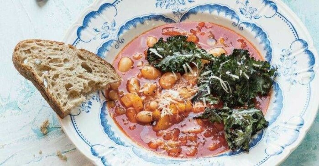 Bönor innehåller protein och är mycket näringsrika. De håller blodsockret på en lagom nivå och ger en lång mättnadskänsla. Foto: Bruno Ehrs Maj-Lis minestronesoppa med bönor och grönkål.