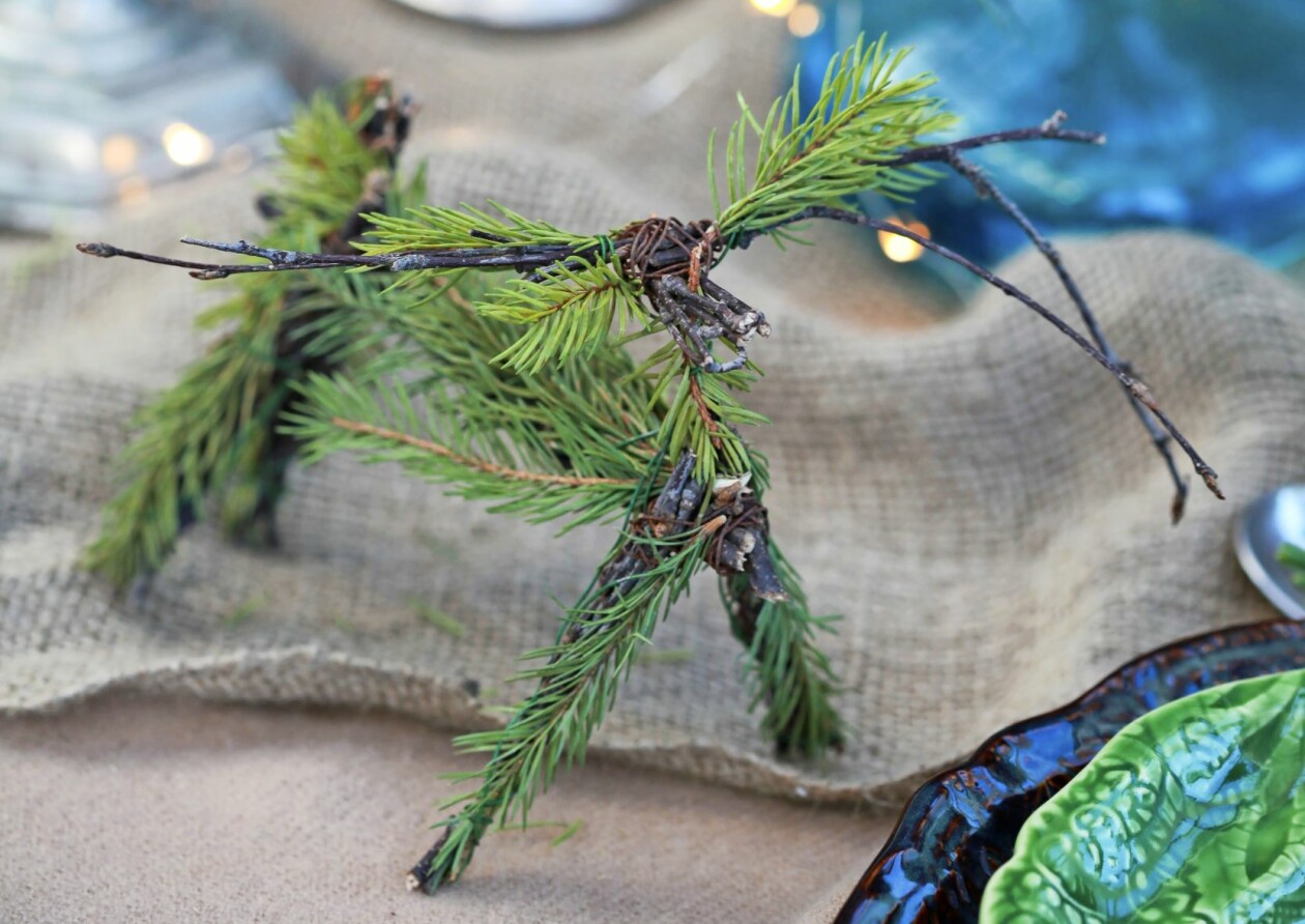 Liten julbock med en till adventsbordet.