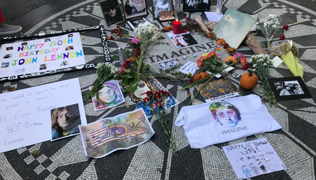 Strawberry Fields i Central Park i New York är ett av många minnesmärken över John Lennon. Minnesmärket Strawberry Fields hyllar John Lennon i New York.