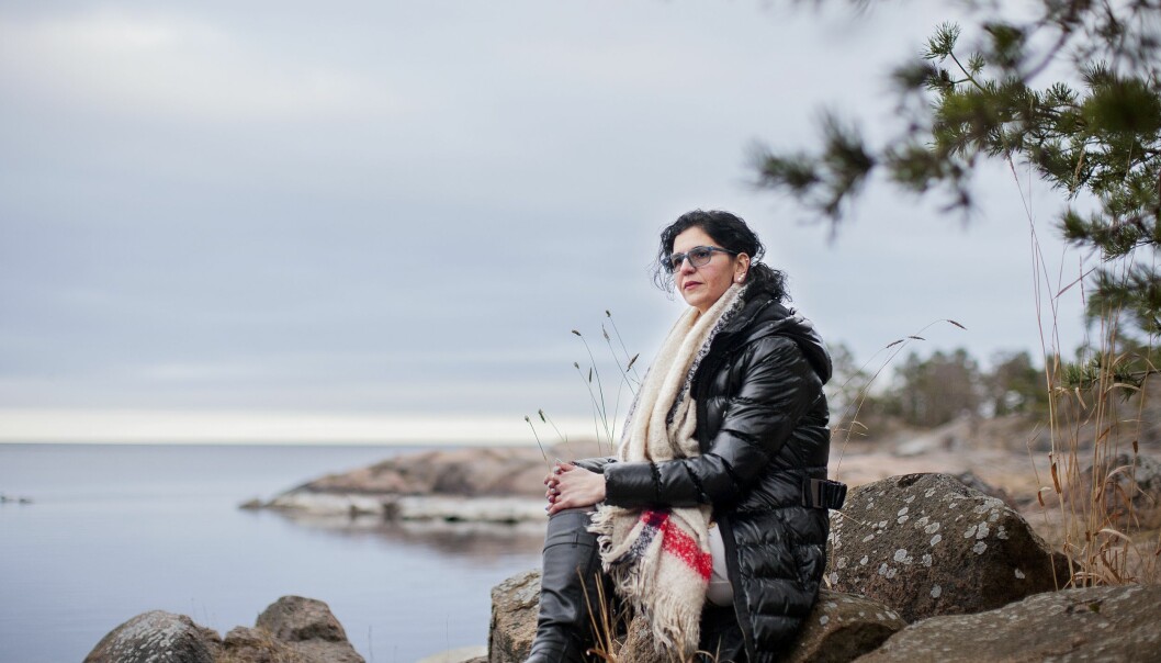 När maken misshandlade en av deras gemensamma döttrar fick Miranda nog. I hemlighet skaffade hon sig en egen lägenhet och lämnade honom sedan. Miranda sitter på en sten vid havet och berättar om när hon bestämde sig för att lämna sin kontrollerande make.