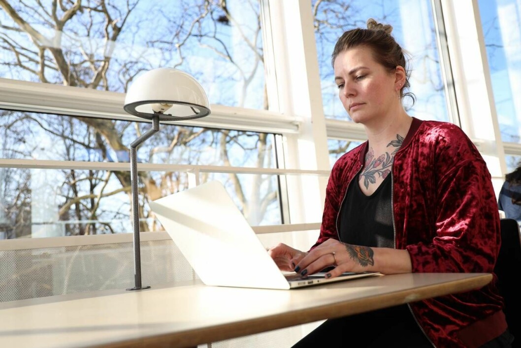 Mirijam arbetar med sin bok samtidigt som hon fortsätter att jobba och få ihop vardagspusslet. Foto: Fredrik Rubin Mirijam Geyerhofer skriver på sin bok